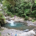 步道終點橫渡水潭