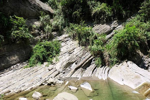 巨大層疊紋理斜立河谷