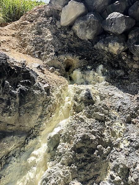 源頭洞口湧出溫泉水 源頭洞口湧出溫泉水