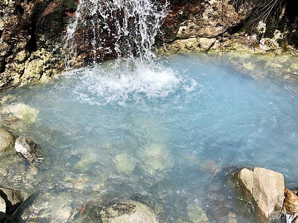 乳藍色水潭 乳藍色水潭