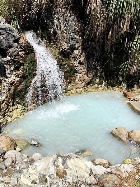 乳藍色水潭變成乳白色 乳藍色水潭變成乳白色