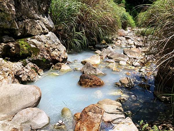 溪水染成乳青白色 溪水染成乳青白色