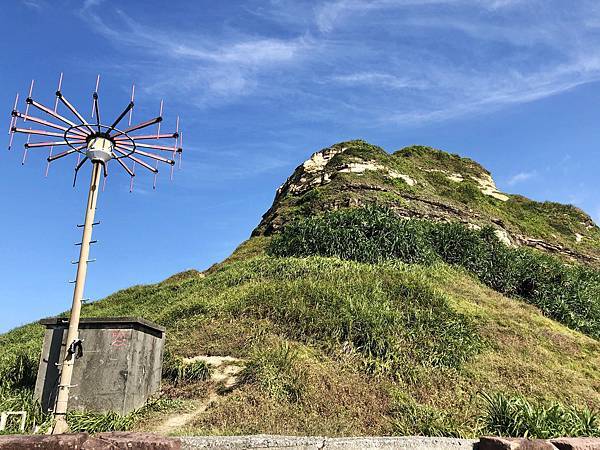 仰望燈塔岩峰