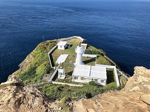 登上燈塔岩峰俯瞰鼻頭角燈塔