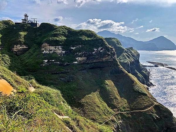 登上燈塔岩峰眺望岬崖秘徑來時路