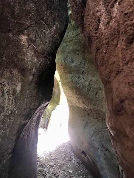 通過「一線天」峽谷