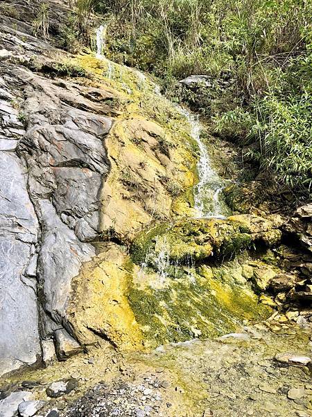 青苔附著岩壁