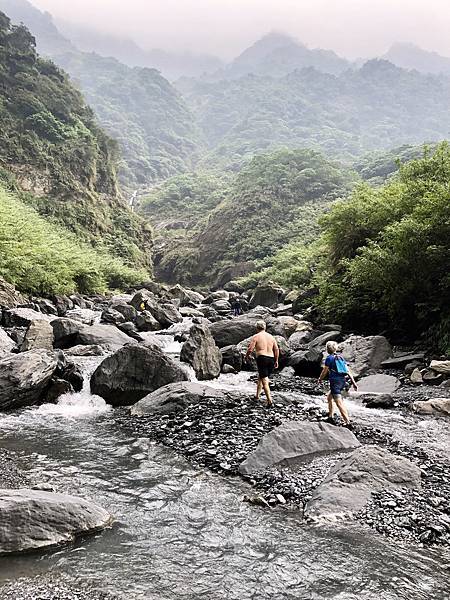 河道右彎繼續上溯