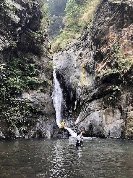 德文天鵝湖瀑布戲水