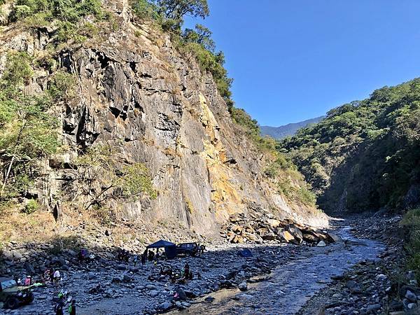 對岸看石洞野溪溫泉營區