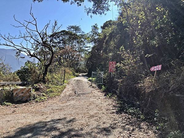 四岔路口」轉上產業道路入口