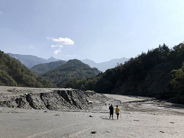 麻平暮山南崩坡下沖積扇河階地形