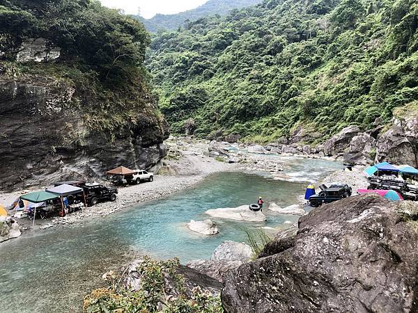 登大石平台俯瞰萬里溪