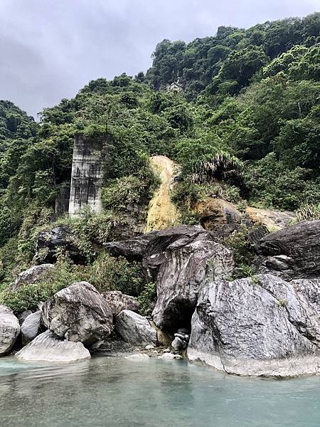 對岸看摩里沙卡洞穴溫泉