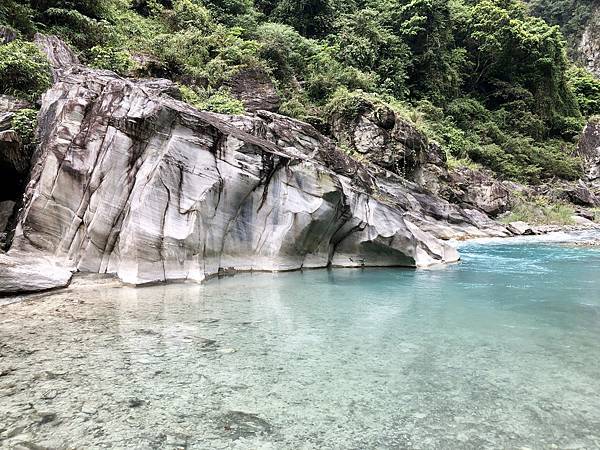 萬里溪巨岩與深潭