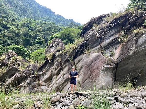 萬里溪畔巨石岩壁