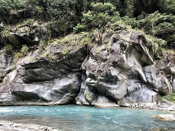 萬里溪畔巨石岩壁
