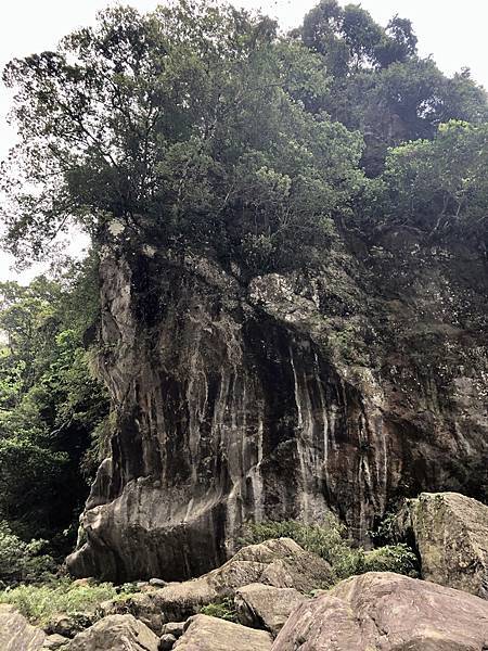 萬里溪畔巨石岩壁