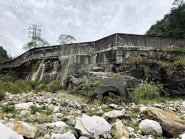 吊橋對岸建築遺跡