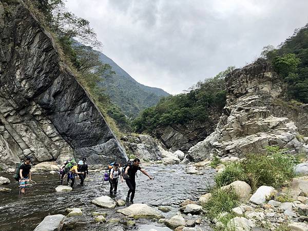 通過巨石水道隘口後渡溪