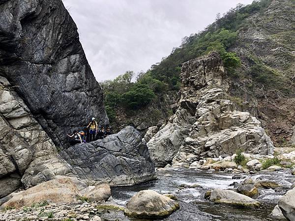 巨石水道隘口攀壁