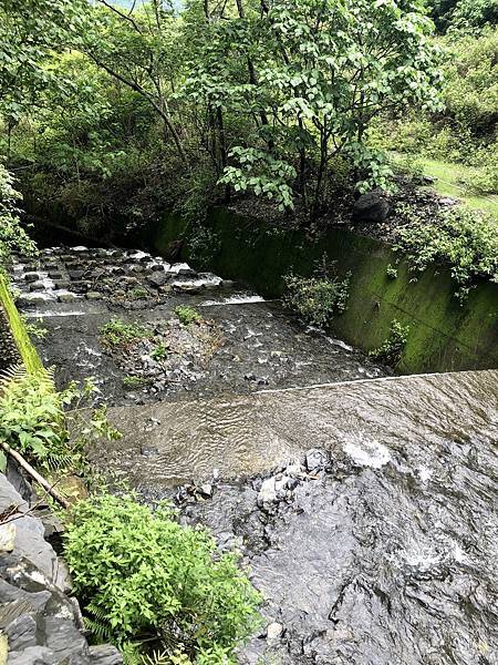 前往大智瀑布沿路小溪河道