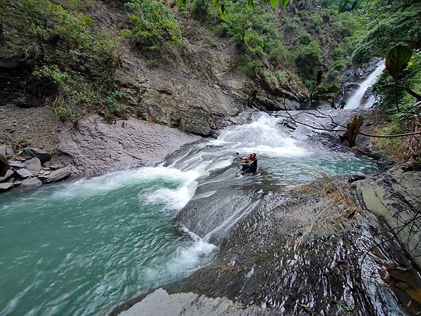 舊白鷺橋瀑布前水潭、滑水坡全景