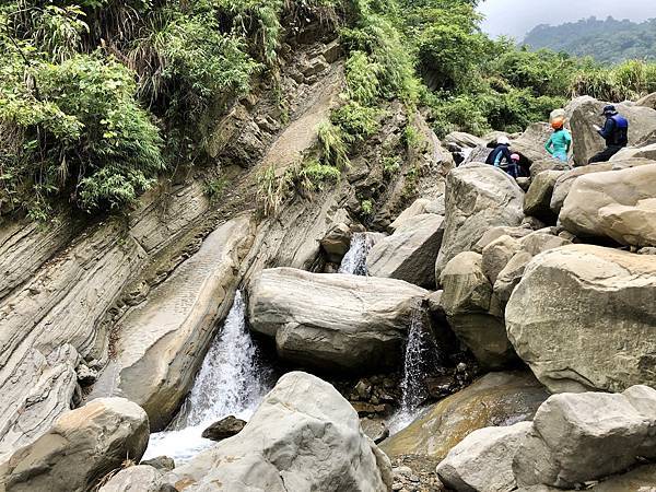 芋仔寮坑溪巨石垂水橫陳