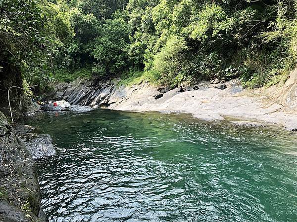 「黛娥娜神池」往下游方向