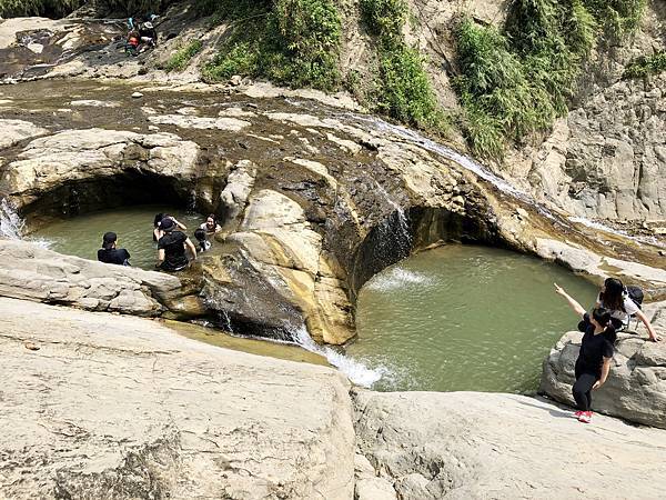 阿拉溪斜瀑布群「雙浴缸池」