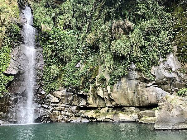 「鳳凰瀑布」水落及岩壁 「鳳凰瀑布」水落及岩壁