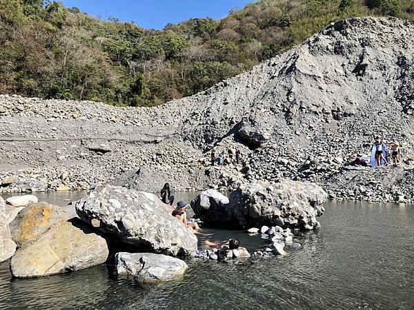 天狗野溪溫泉周圍砂石山