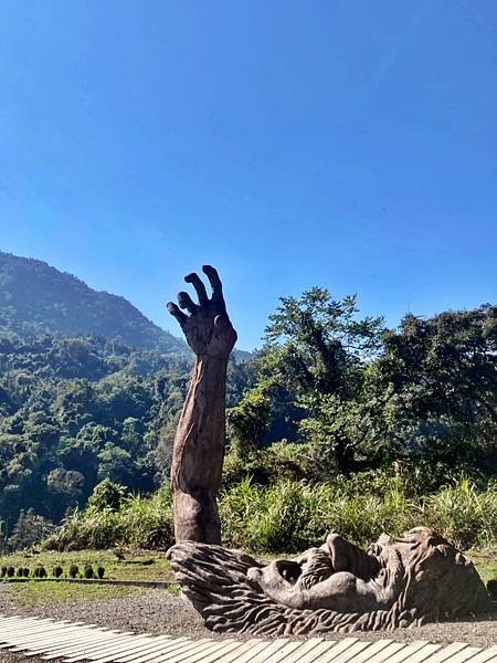 Fw: [遊記] 台中和平桃山部落雪山坑產業道路巨人之手