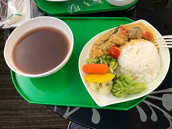 長榮貴賓室熱食：紅豆西米露、南洋風味咖哩雞飯