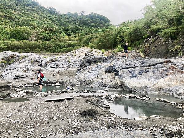 大石旁河岸砂地