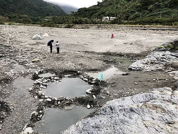 大石上看金崙野溪溫泉