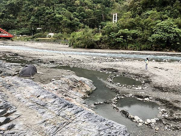 大石上看金崙野溪溫泉