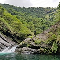 爬上萬安深水潭巨石岩體