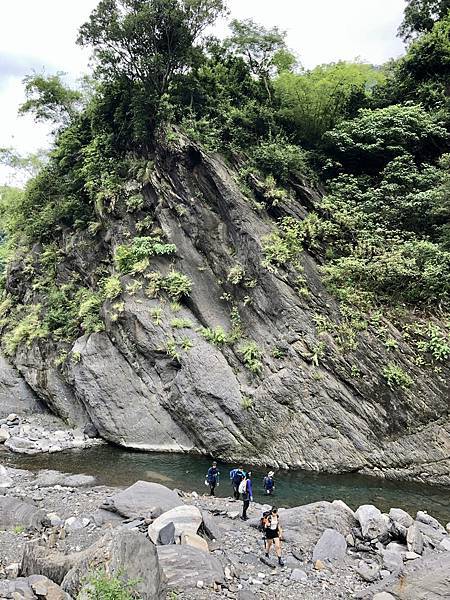 斜壁水潭