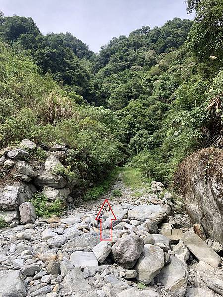 乾枯支流續往大興瀑布方向 乾枯支流續往大興瀑布方向