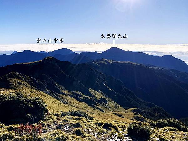 奇萊北峰往東眺望磐石山、太魯閣大山