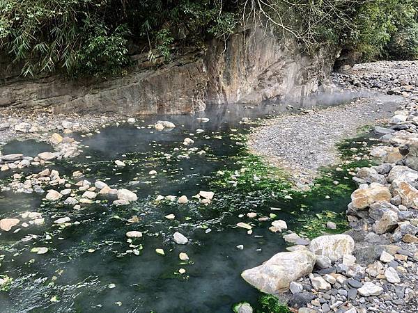 芃芃野溪溫泉露頭