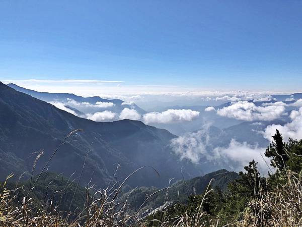 登上稜線往東眺望風景