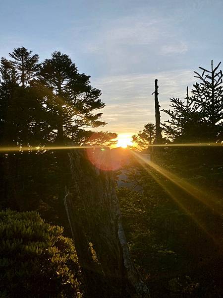 往玉山北峰林間日出