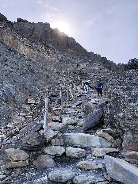 繼續爬上玉山主峰方向