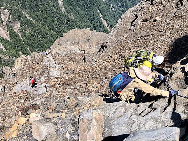 陡峭石崖攀爬鐵鍊路線