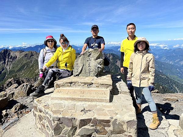 玉山主峰三角點（D2-6.6K，H3952m）合影