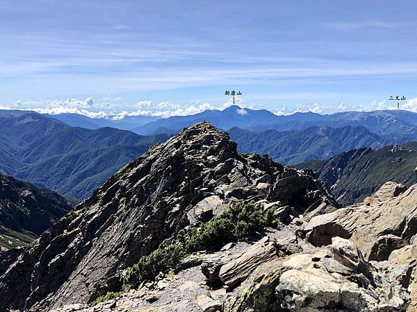 玉山主峰往東南眺望風景