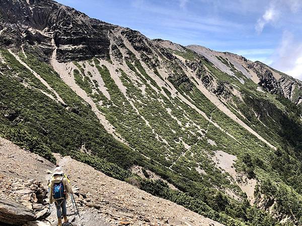 玉山西南麓眺望圓峰山屋路線