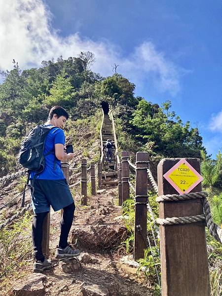 崩稜裸露路段「稜梯」